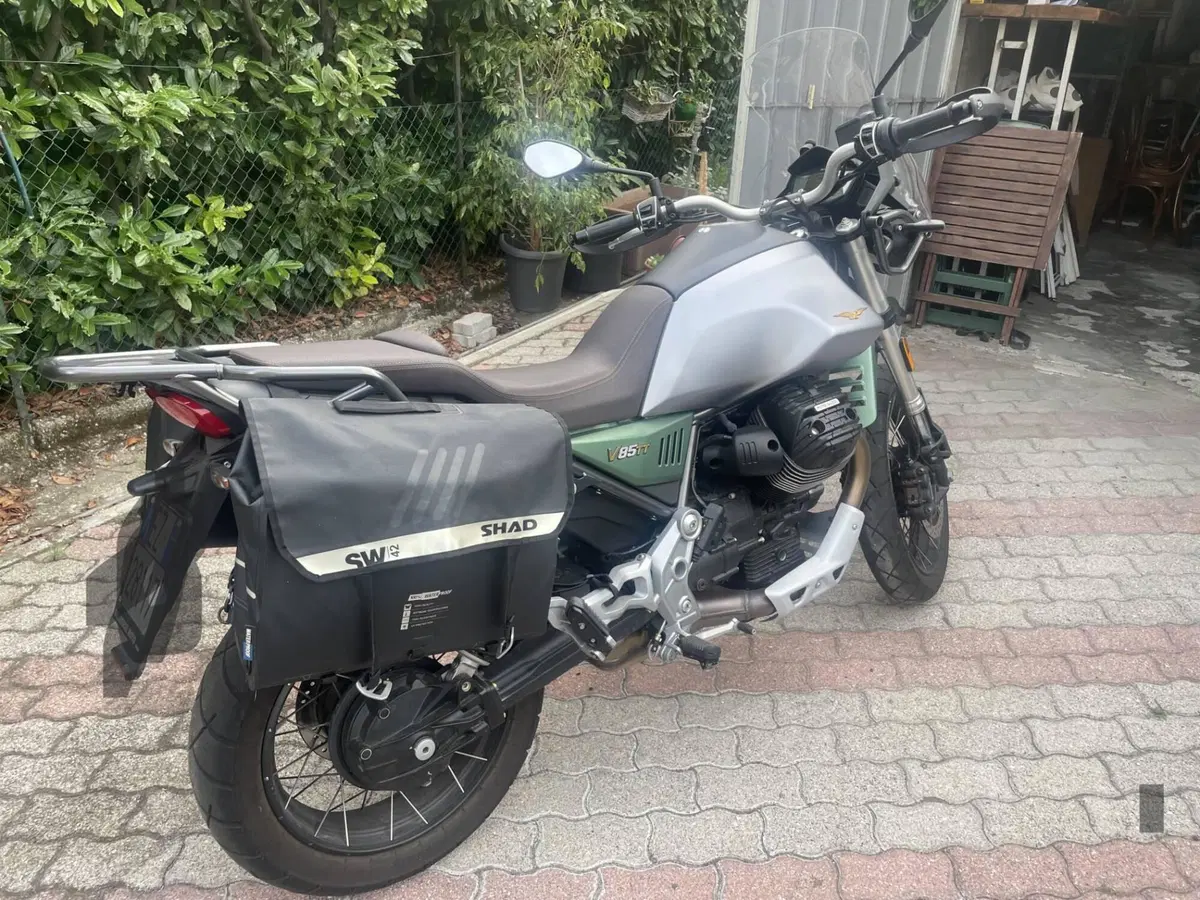 Moto Guzzi V85 TT Centenario (2021 - 22) (2)