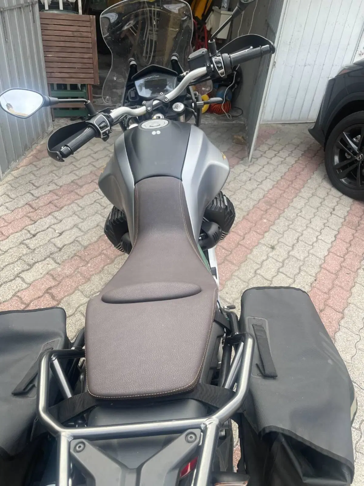 Moto Guzzi V85 TT Centenario (2021 - 22) (4)