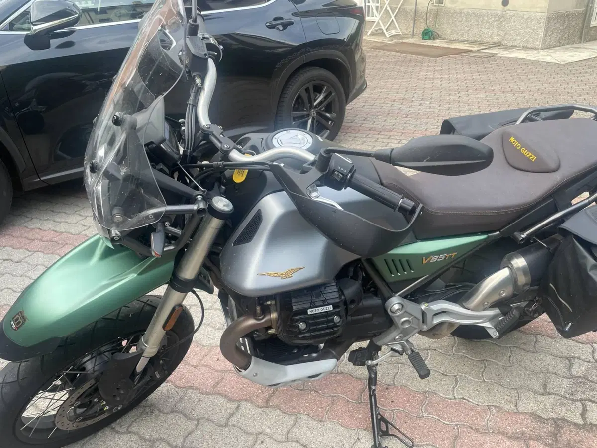 Moto Guzzi V85 TT Centenario (2021 - 22) (5)