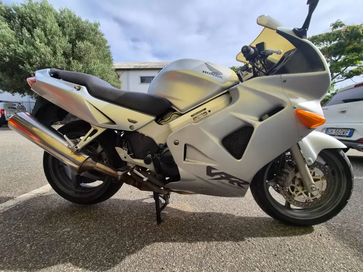Honda VFR 800 (1998 - 01) (4)