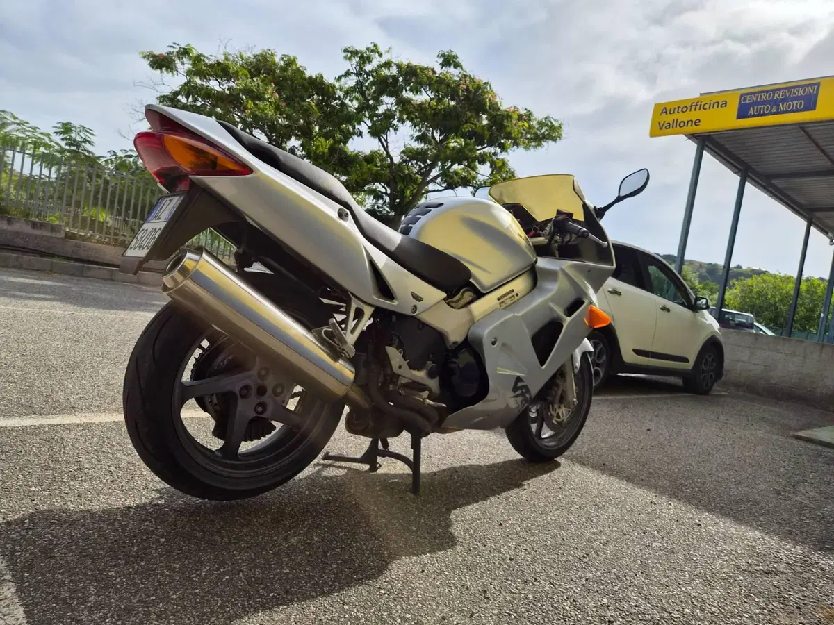 Honda VFR 800 (1998 - 01) (9)