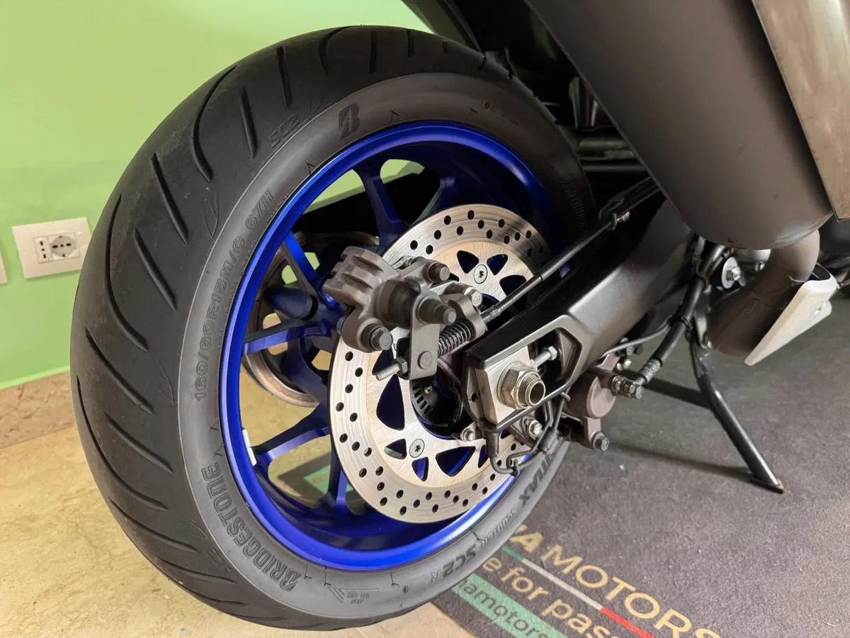 Yamaha T-Max 560 (2022 - 24) (11)