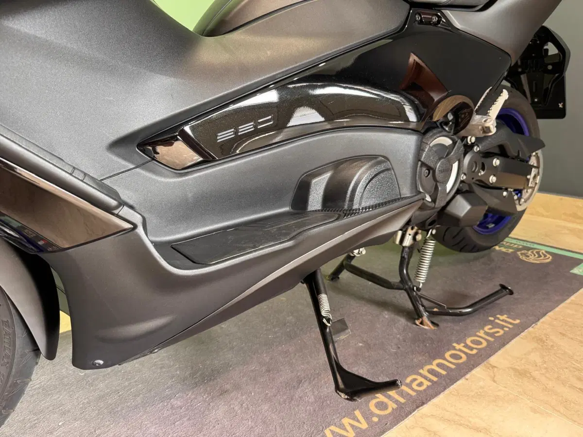 Yamaha T-Max 560 (2022 - 24) (18)