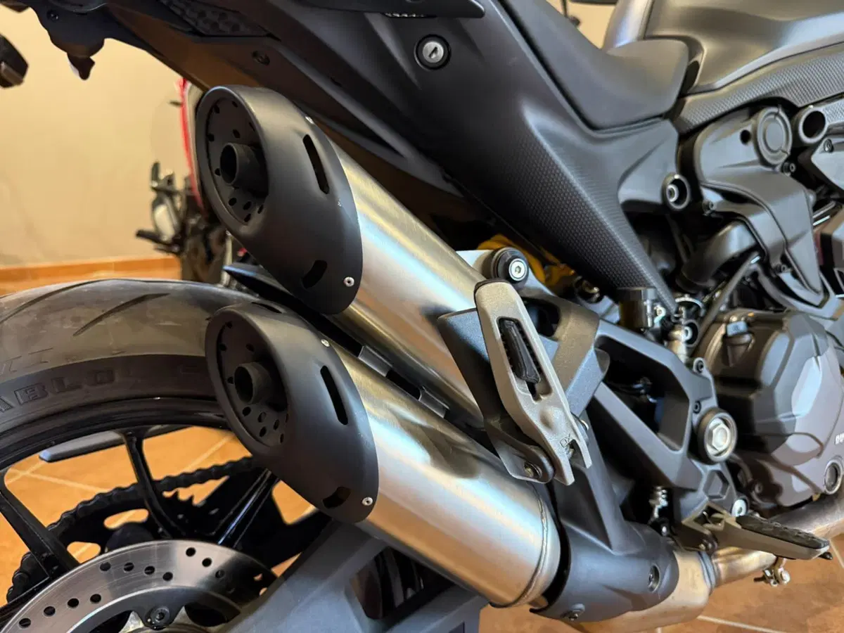 Ducati Monster 937 + (2021 - 25) (8)