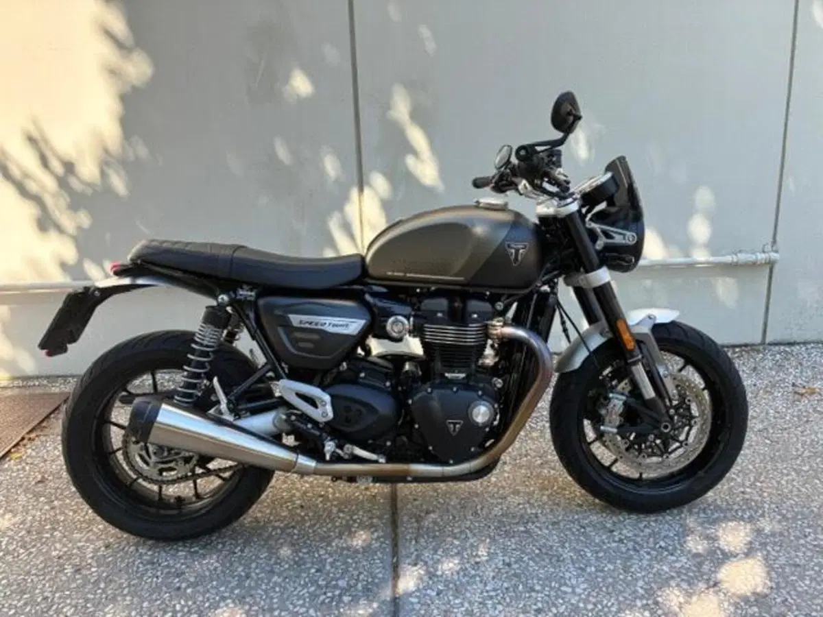 Triumph Speed Twin 1200 Stealth Edition (2024)