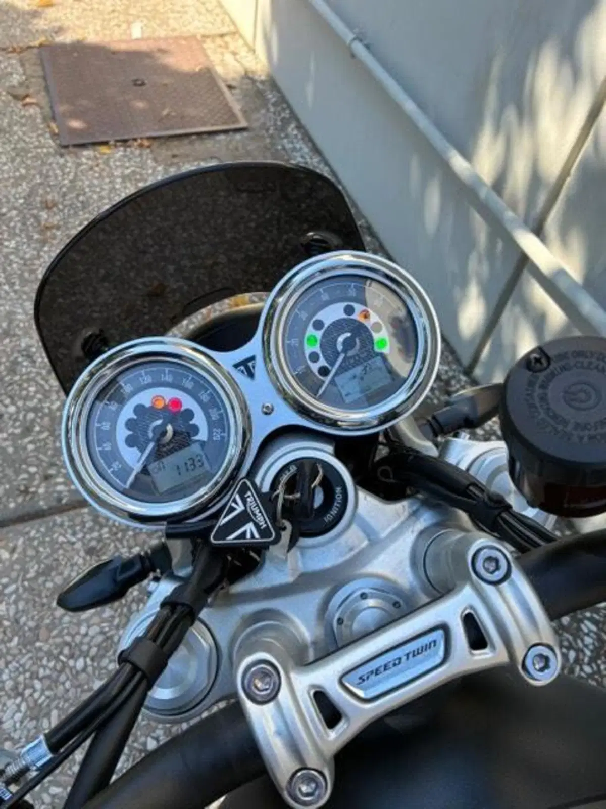 Triumph Speed Twin 1200 Stealth Edition (2024) (2)