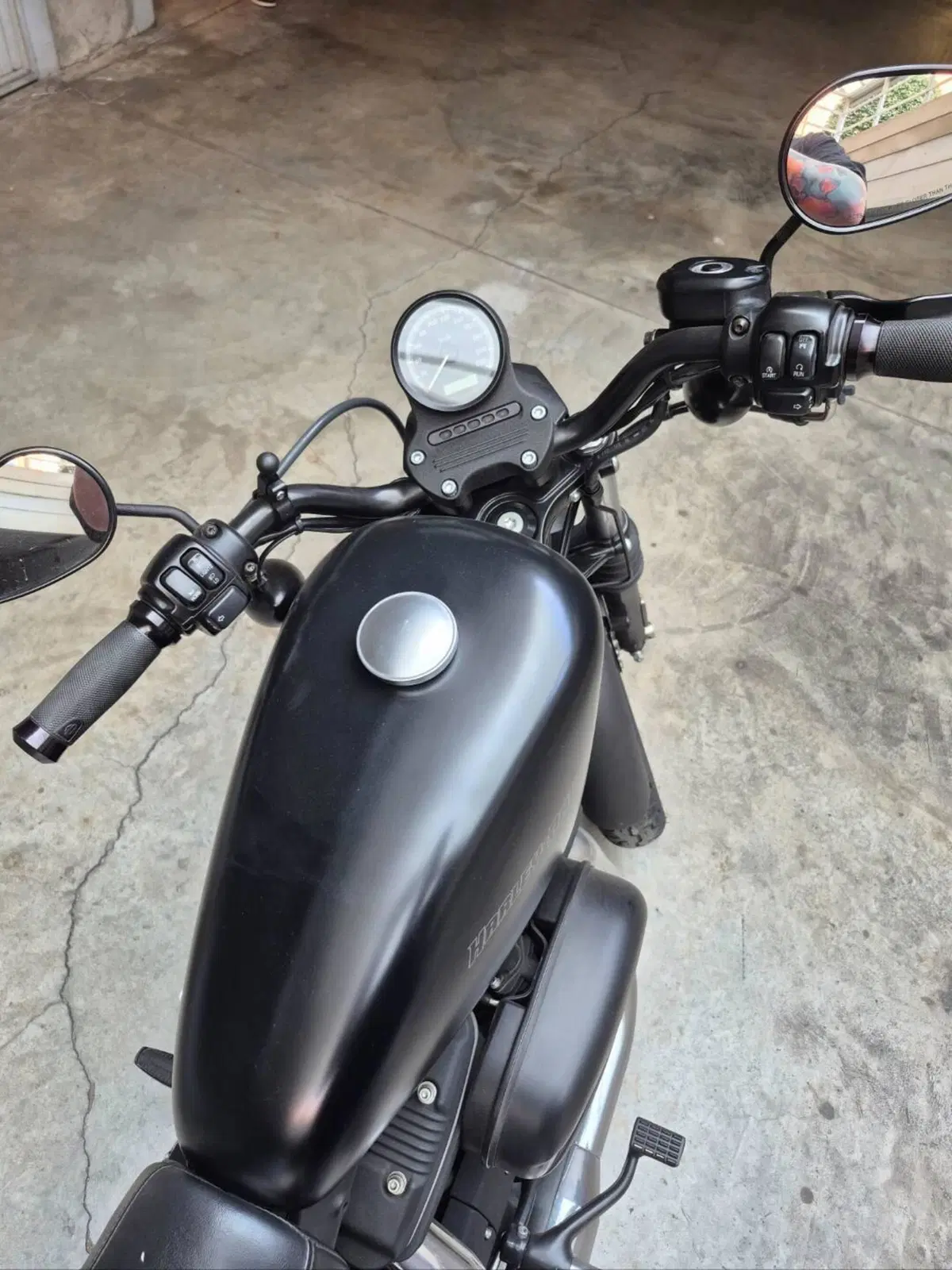 Harley-Davidson 883 Iron (2009 - 11) - XL 883N (3)