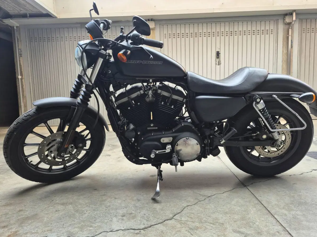 Harley-Davidson 883 Iron (2009 - 11) - XL 883N (10)