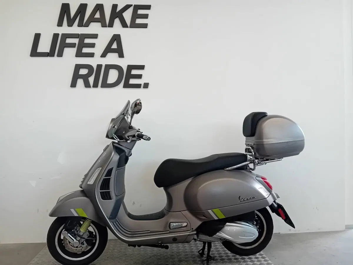 Vespa GTS 300 Super Tech (2023 - 24) (2)
