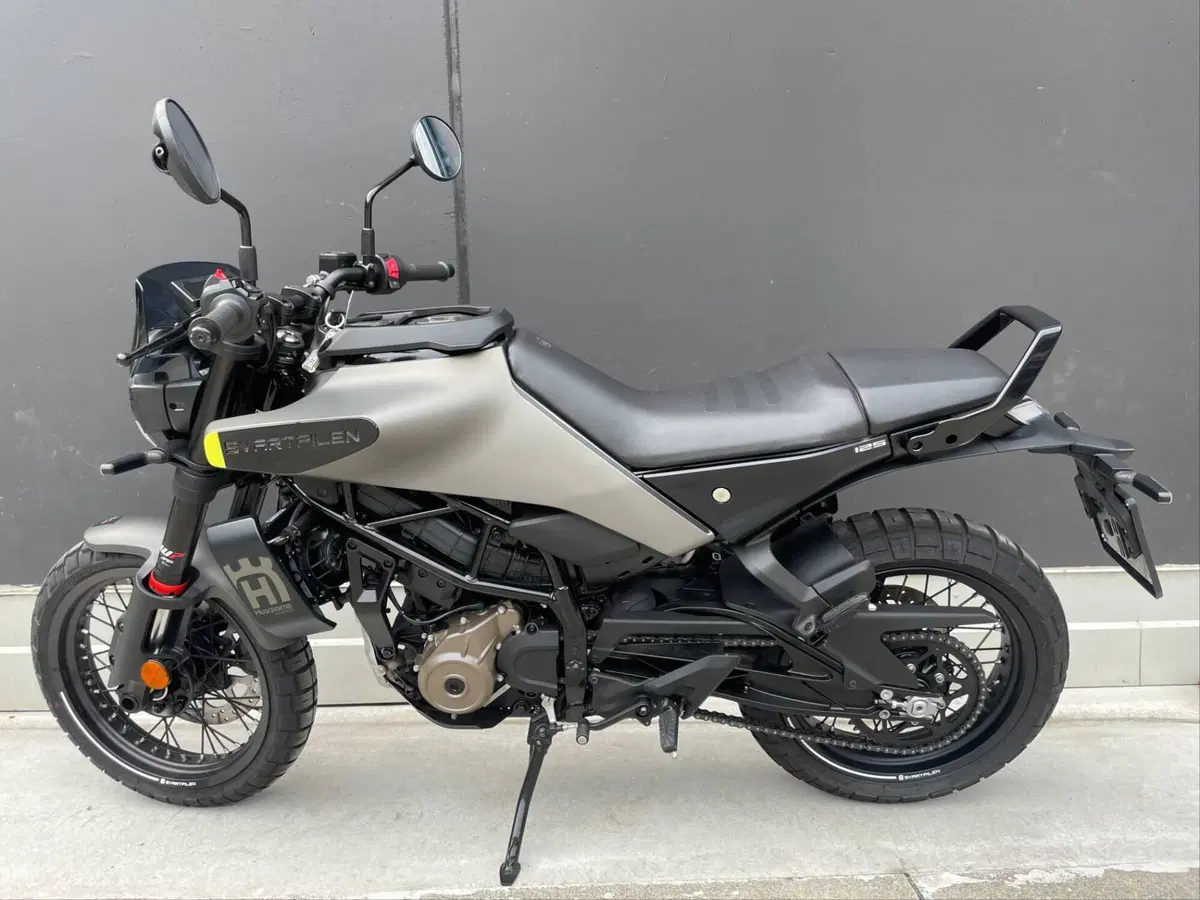 Husqvarna Svartpilen 125 (2024 - 26) (2)