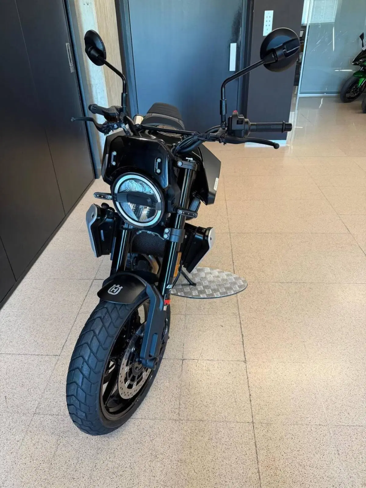 Husqvarna Svartpilen 801 (2024 - 26) (2)