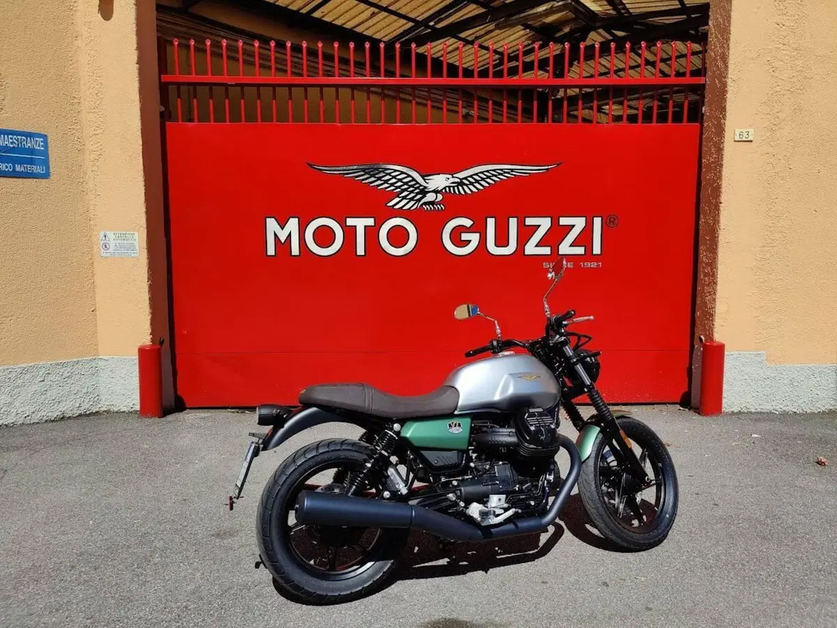 Moto Guzzi V7 Stone Centenario (2021 - 22)