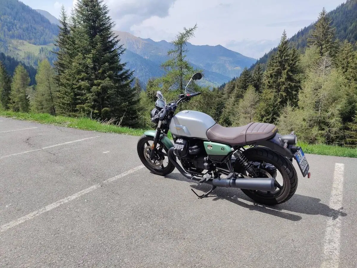 Moto Guzzi V7 Stone Centenario (2021 - 22) (2)