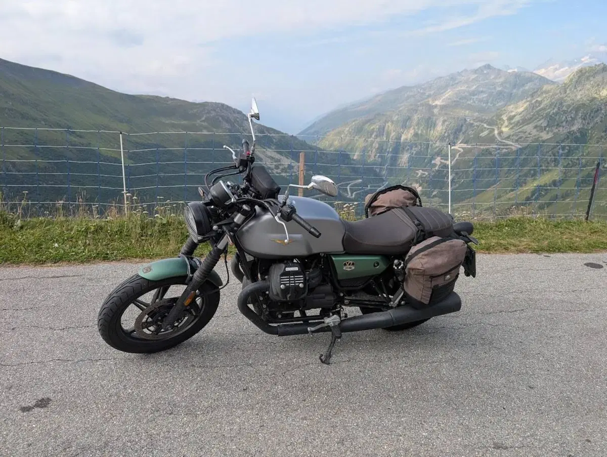 Moto Guzzi V7 Stone Centenario (2021 - 22) (4)