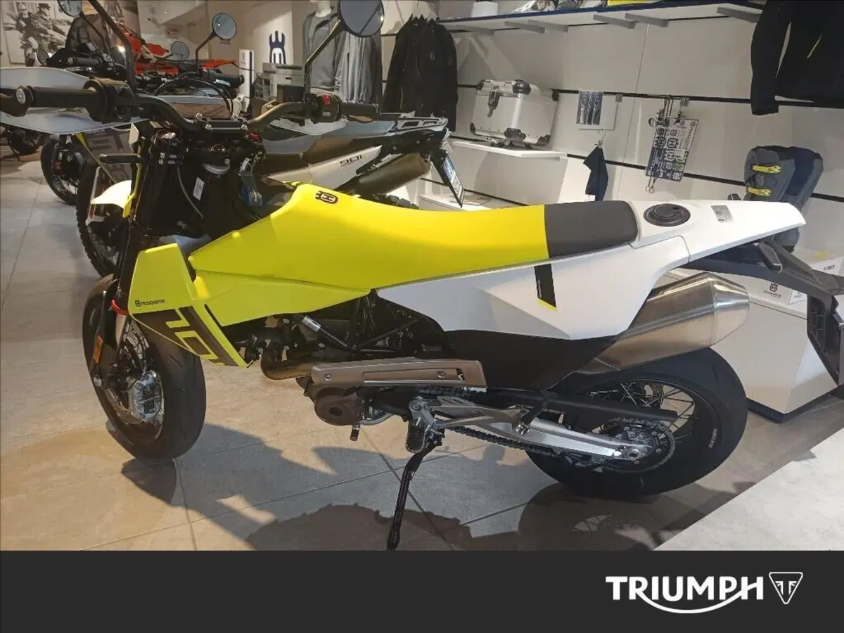 Husqvarna 701 Supermoto (2026) (2)