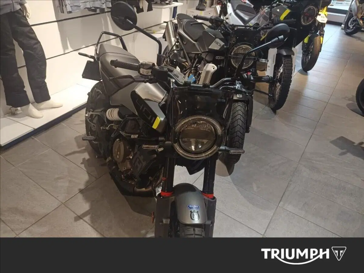 Husqvarna Svartpilen 401 (2024 - 26) (3)