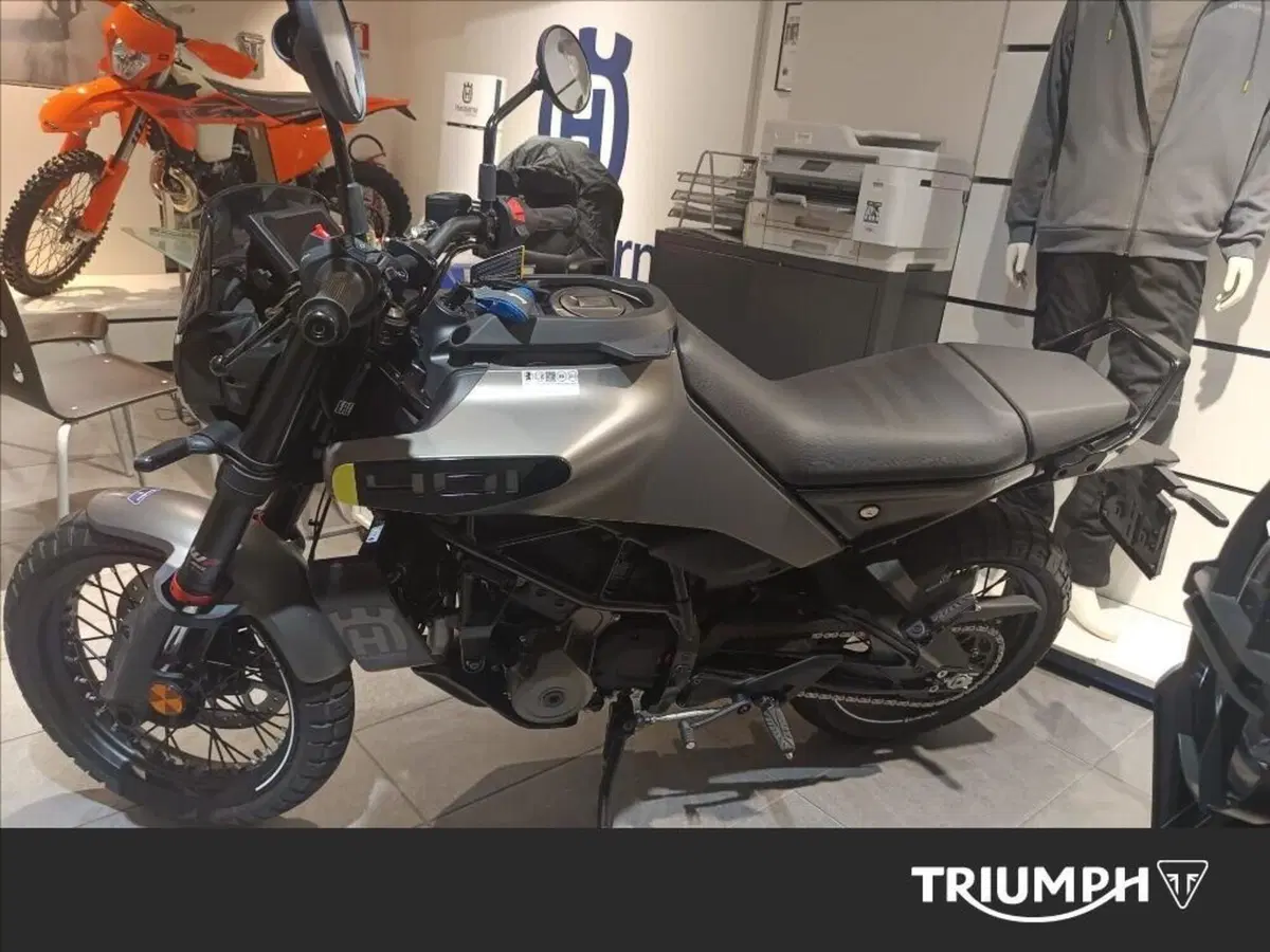 Husqvarna Svartpilen 401 (2024 - 26) (2)