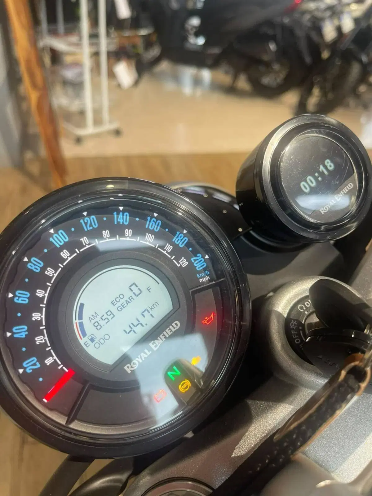 Royal Enfield Super Meteor 650 (2023 - 26) (3)