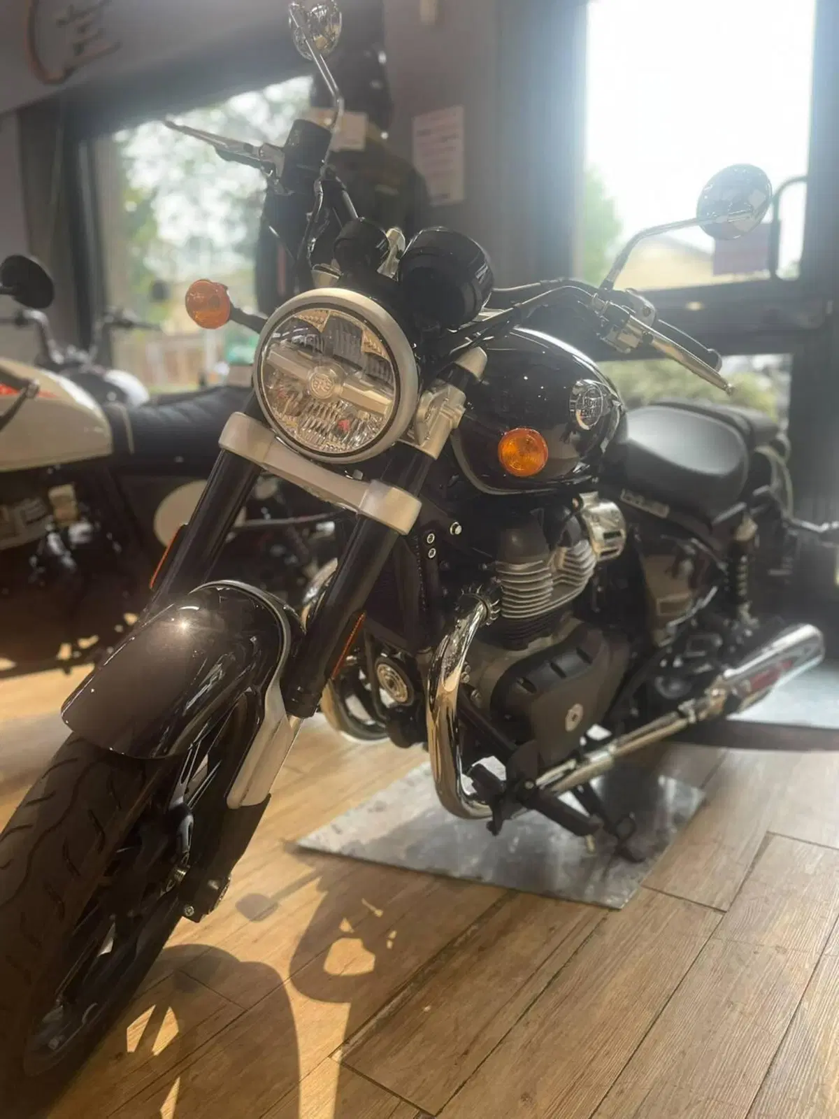 Royal Enfield Super Meteor 650 (2023 - 26) (7)