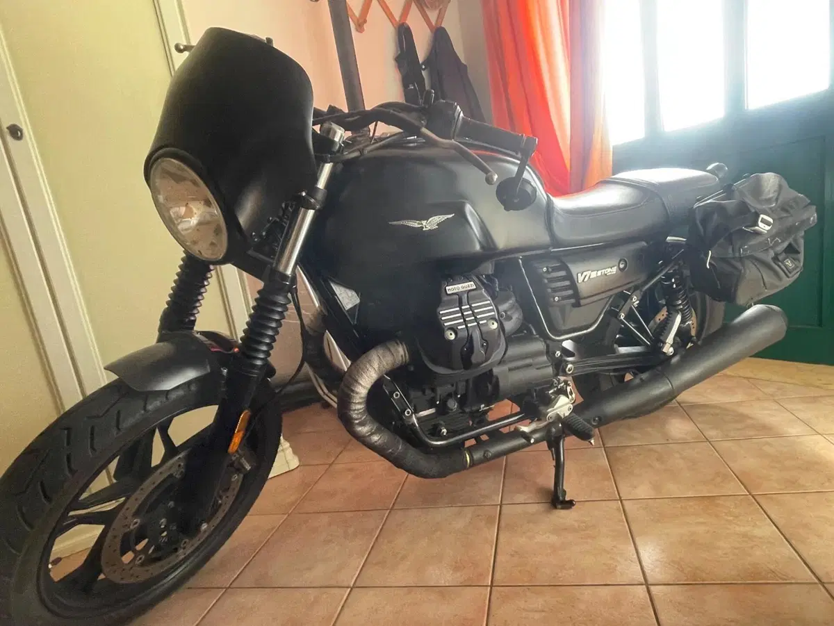 Moto Guzzi V7 III Stone (2017 - 20) (2)