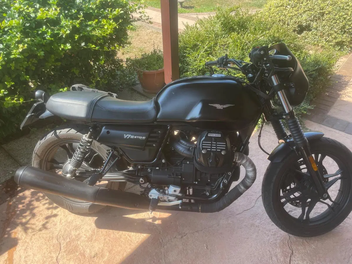 Moto Guzzi V7 III Stone (2017 - 20) (6)