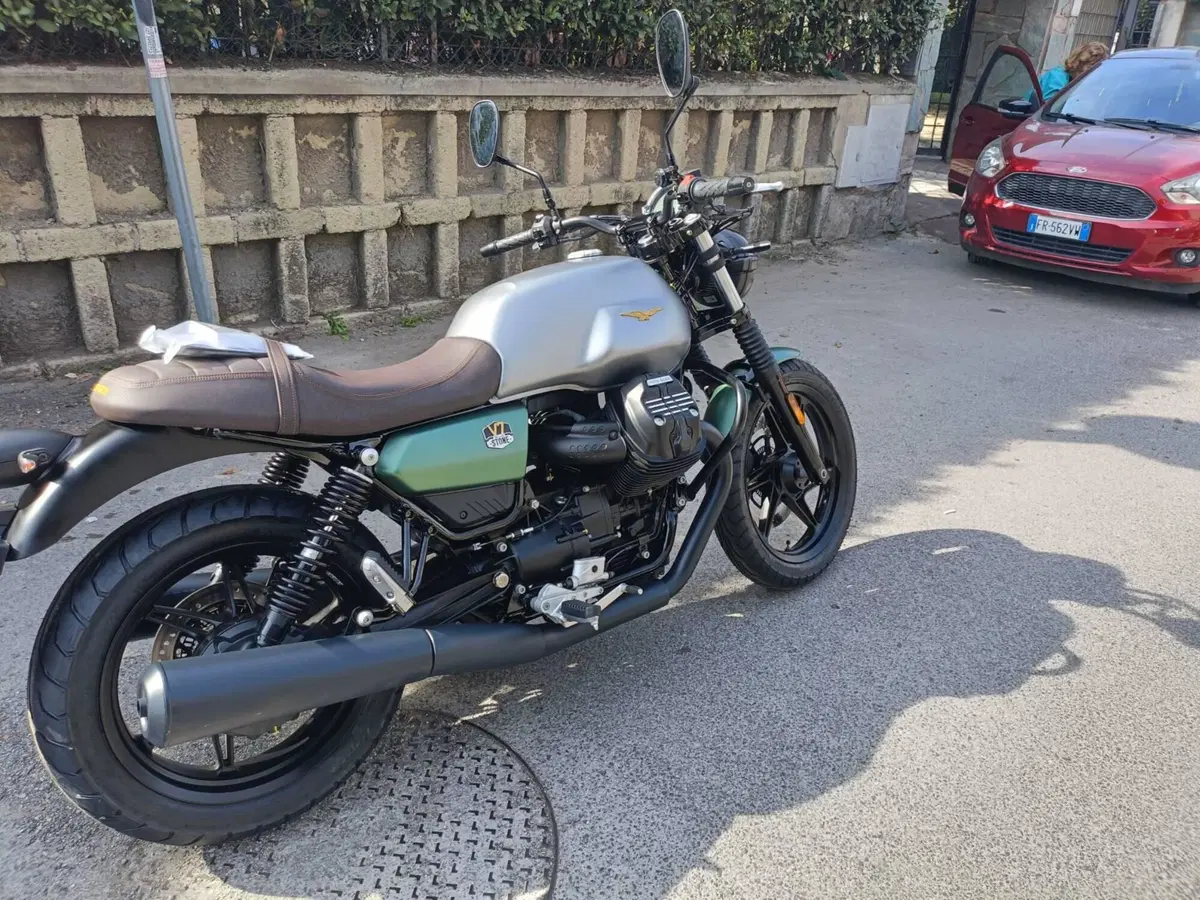 Moto Guzzi V7 Stone (2021 - 24)