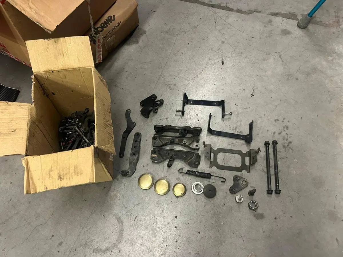 Bulloneria/minuteria/staffe varie Kawasaki ER6N 20 (2)