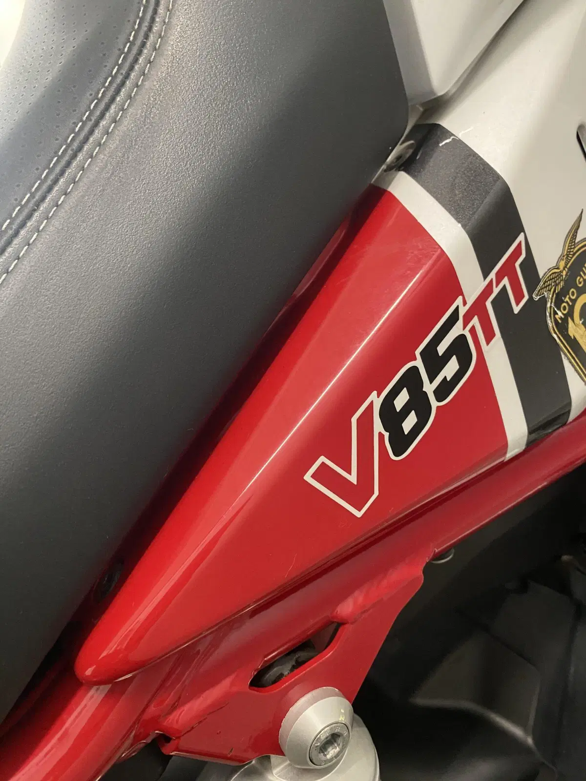 Moto Guzzi V85 TT Evocative Graphics (2019 - 20) (2)