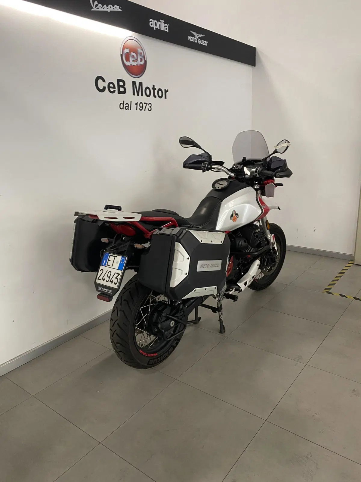 Moto Guzzi V85 TT Evocative Graphics (2019 - 20) (7)