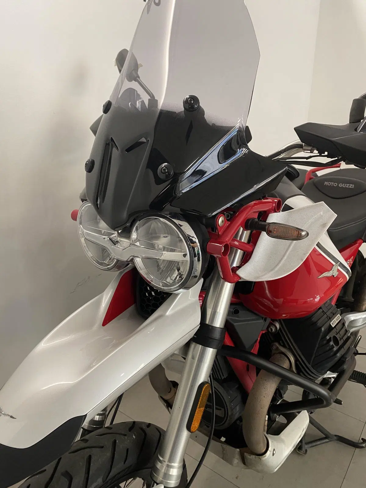 Moto Guzzi V85 TT Evocative Graphics (2019 - 20) (8)