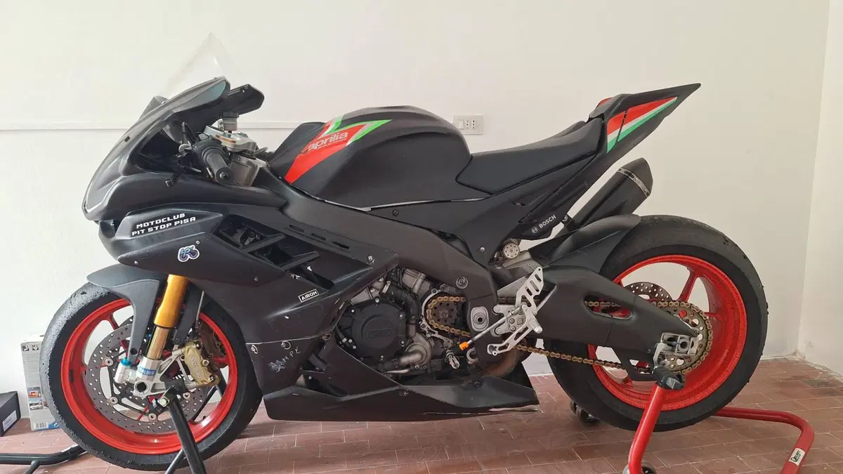 Aprilia Tuono V4 Factory (2015 - 17)