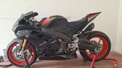 Aprilia Tuono V4 Factory (2015 - 17) usata