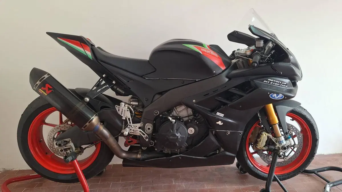 Aprilia Tuono V4 Factory (2015 - 17) (2)