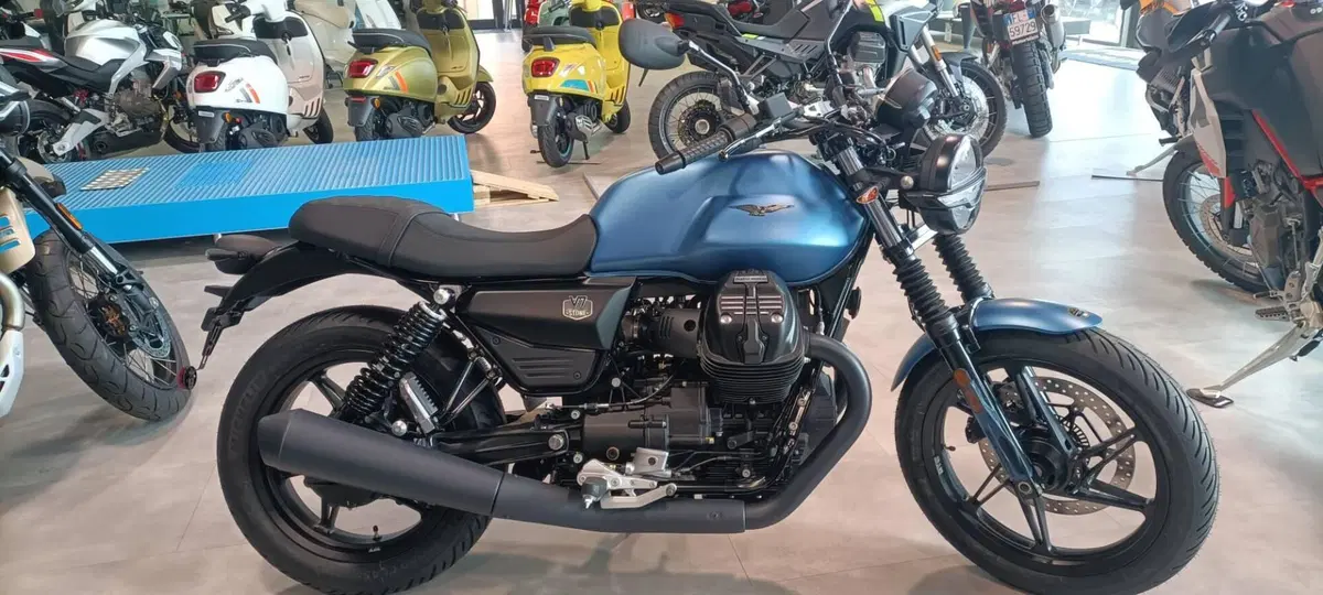 Moto Guzzi V7 Stone (2025 - 26) (2)