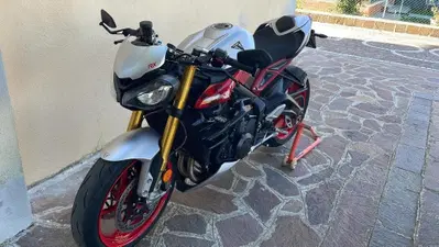 Triumph Street Triple 765 RX (2026) usata