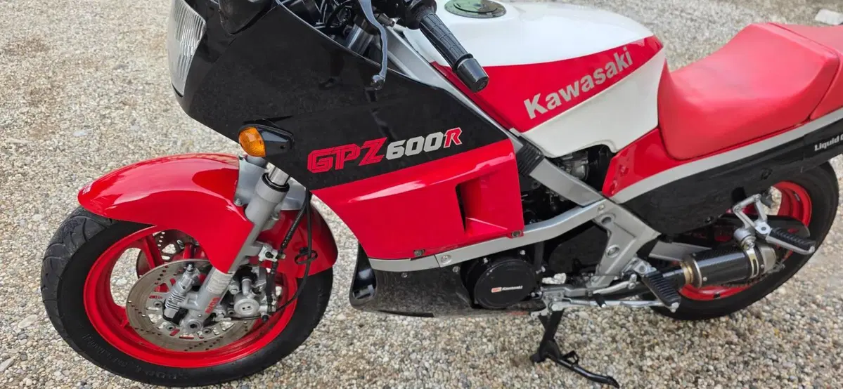 Kawasaki GPZ 600 R (2)