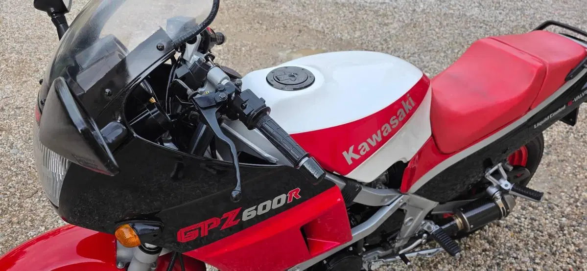 Kawasaki GPZ 600 R (3)