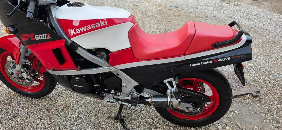 Kawasaki GPZ 600 R (4)