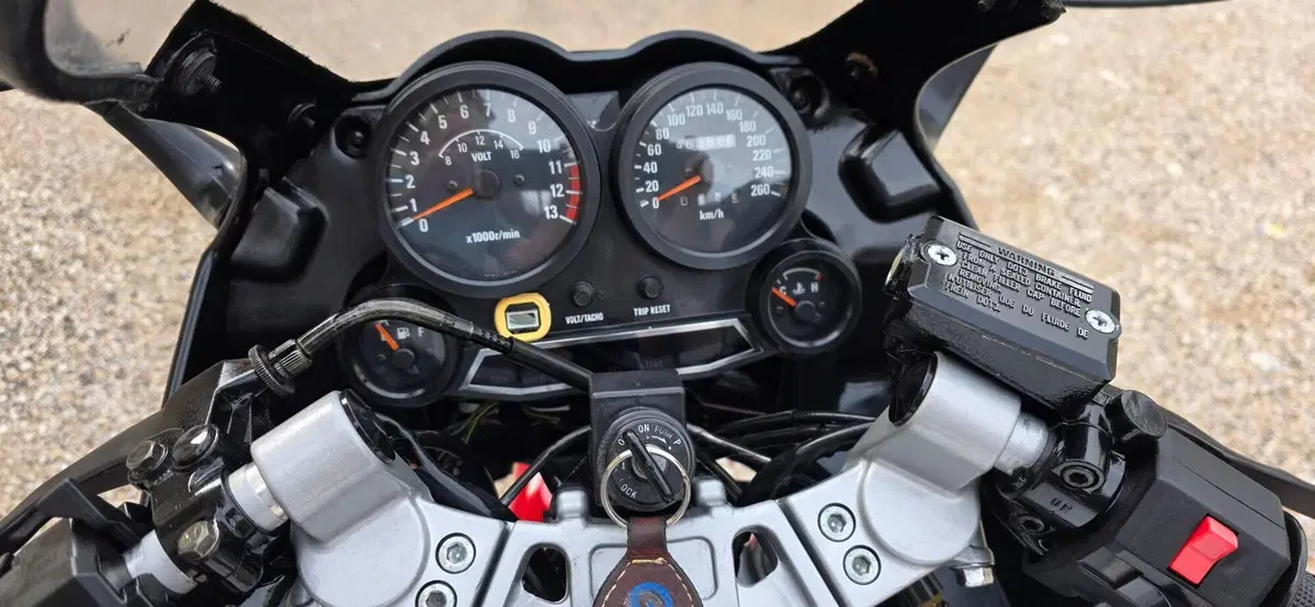 Kawasaki GPZ 600 R (5)