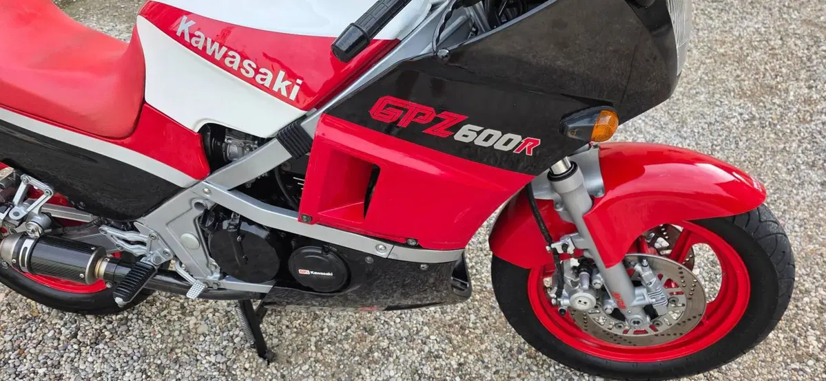 Kawasaki GPZ 600 R (7)