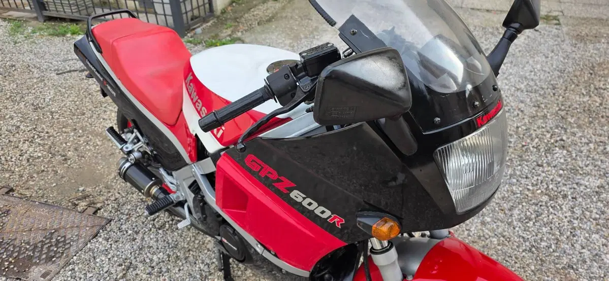 Kawasaki GPZ 600 R (8)