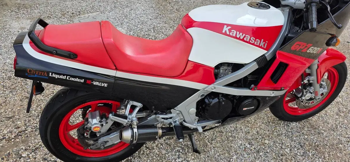 Kawasaki GPZ 600 R (9)