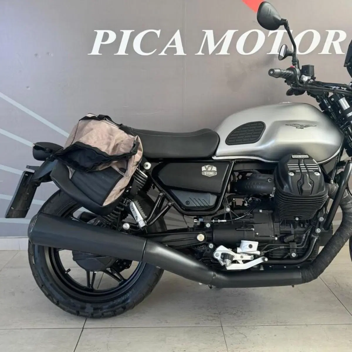 Moto Guzzi V7 Stone (2021 - 24) (2)