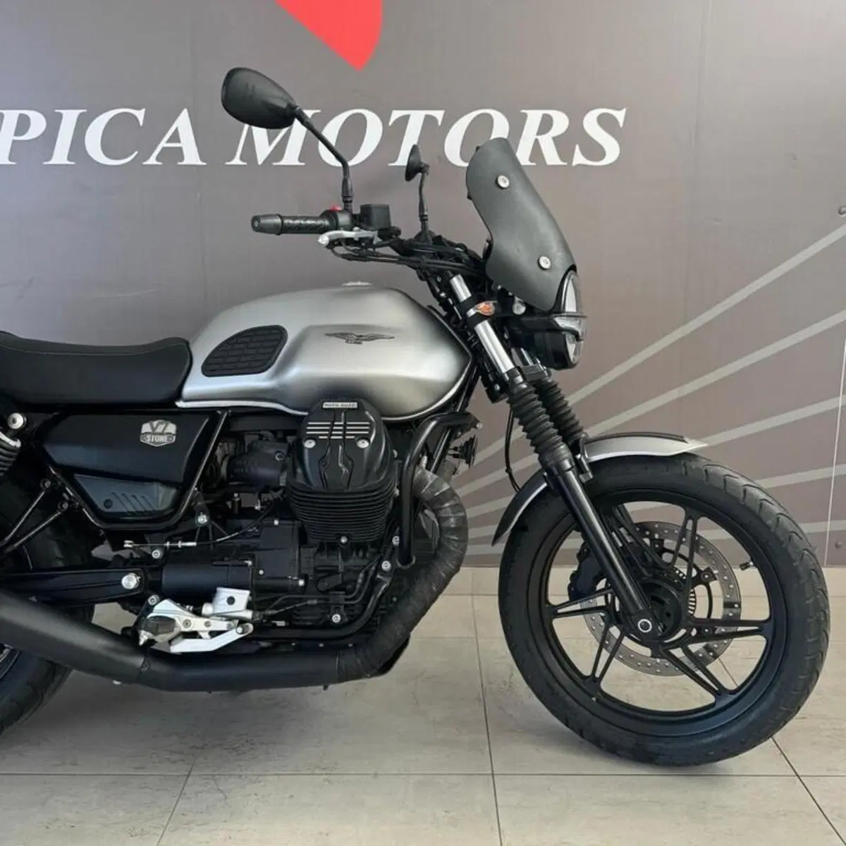 Moto Guzzi V7 Stone (2021 - 24) (3)