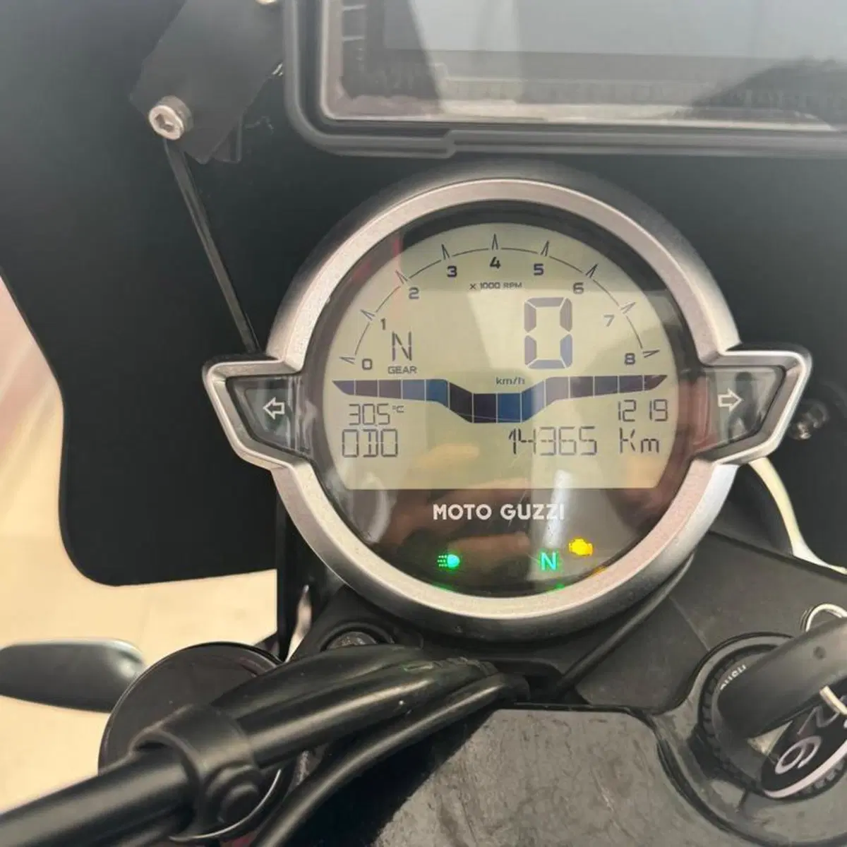 Moto Guzzi V7 Stone (2021 - 24) (5)