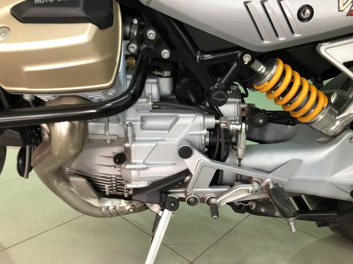 Moto Guzzi V100 Mandello S (2022 - 24) (5)