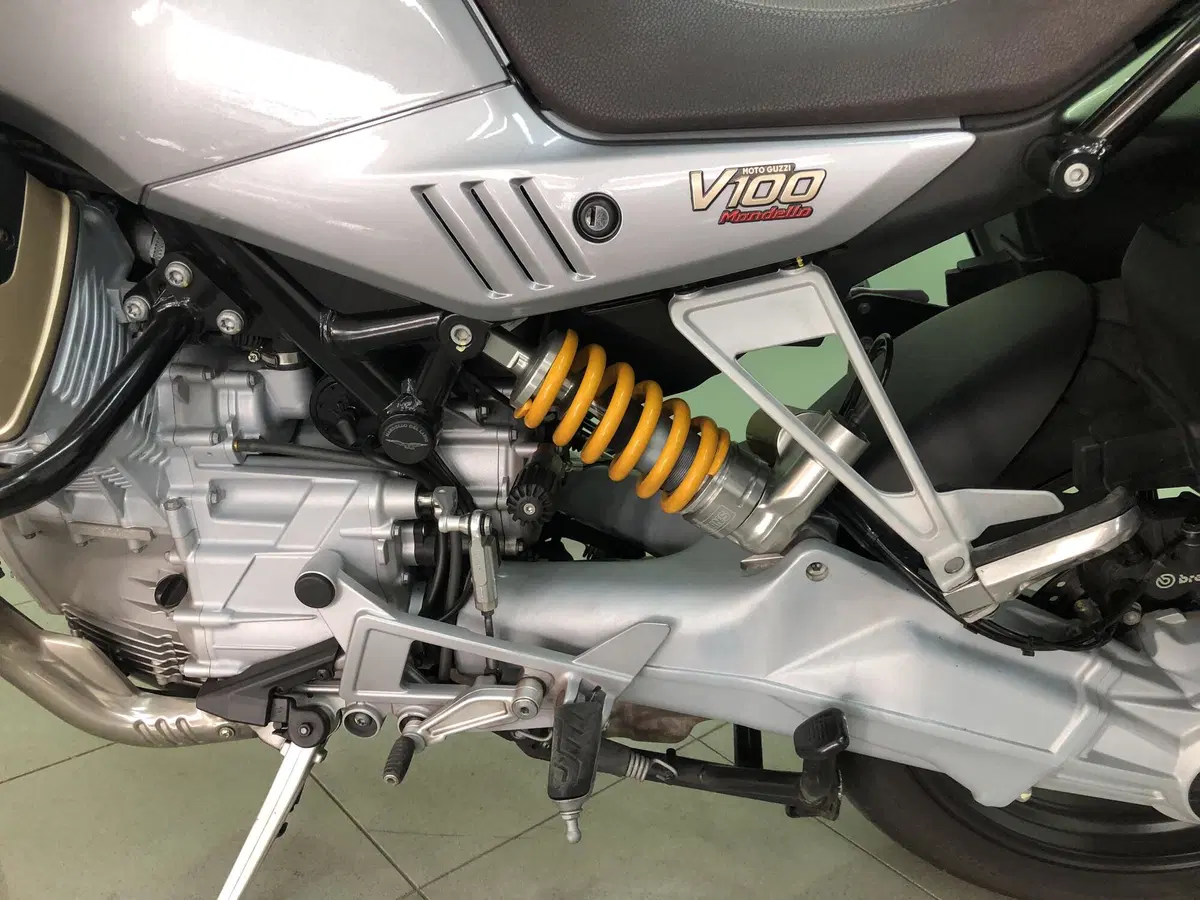 Moto Guzzi V100 Mandello S (2022 - 24) (7)