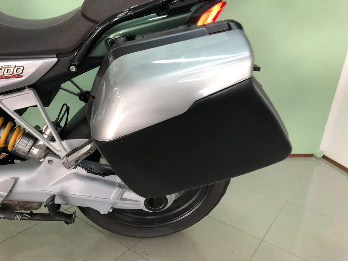 Moto Guzzi V100 Mandello S (2022 - 24) (8)