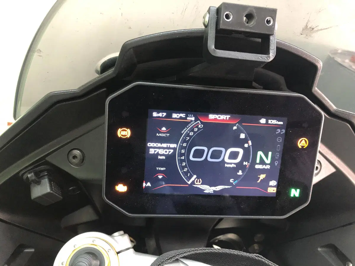 Moto Guzzi V100 Mandello S (2022 - 24) (11)