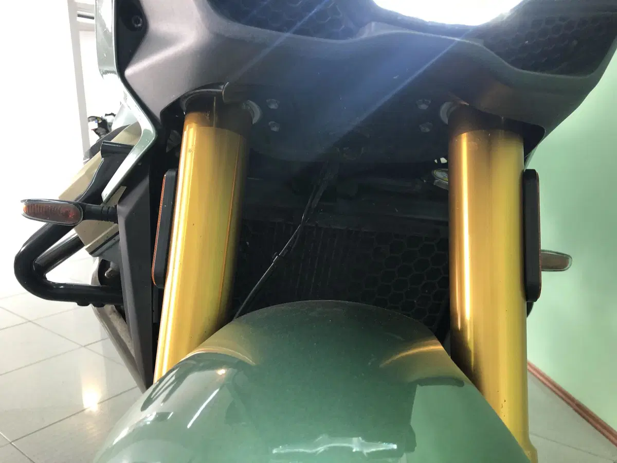 Moto Guzzi V100 Mandello S (2022 - 24) (12)